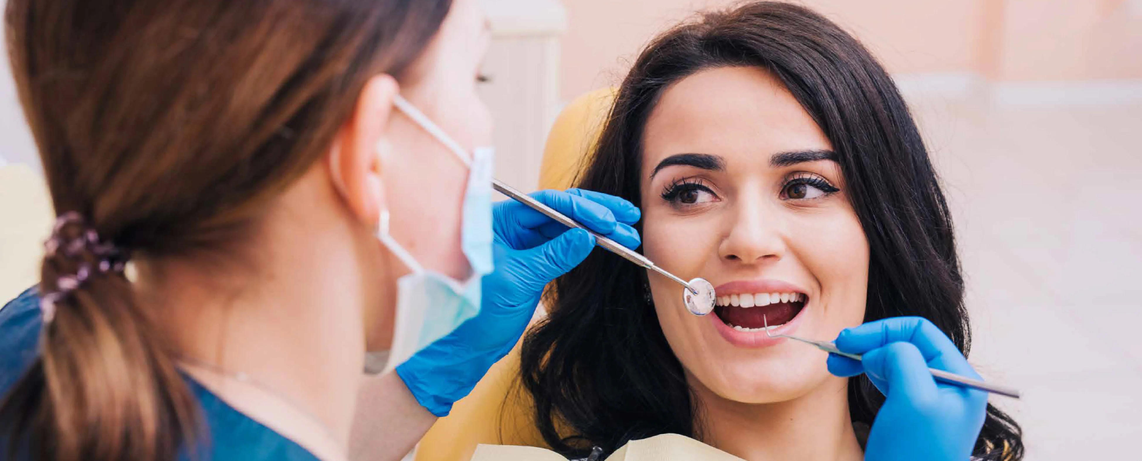 Mujer joven en el dentista