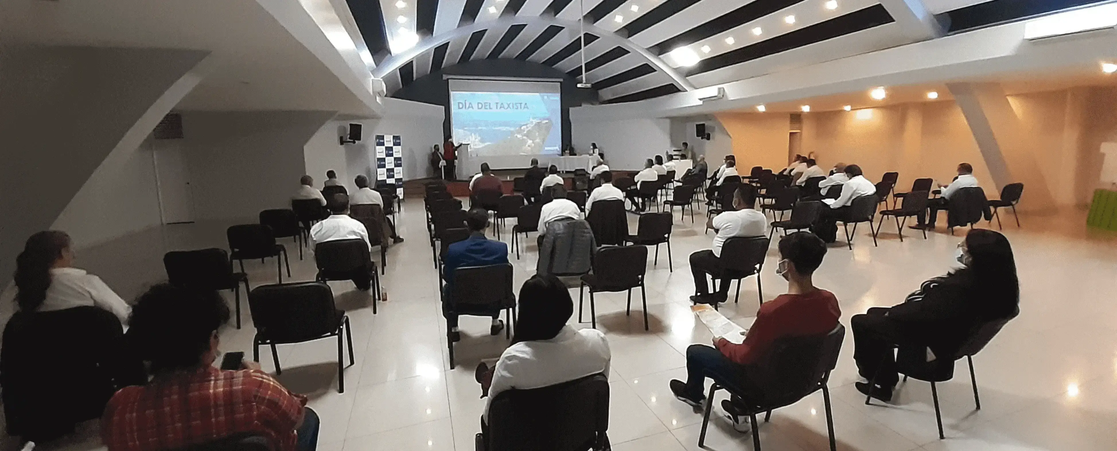 Persona dictando clase en un auditorio Centro Comercial Carrera Bogotá