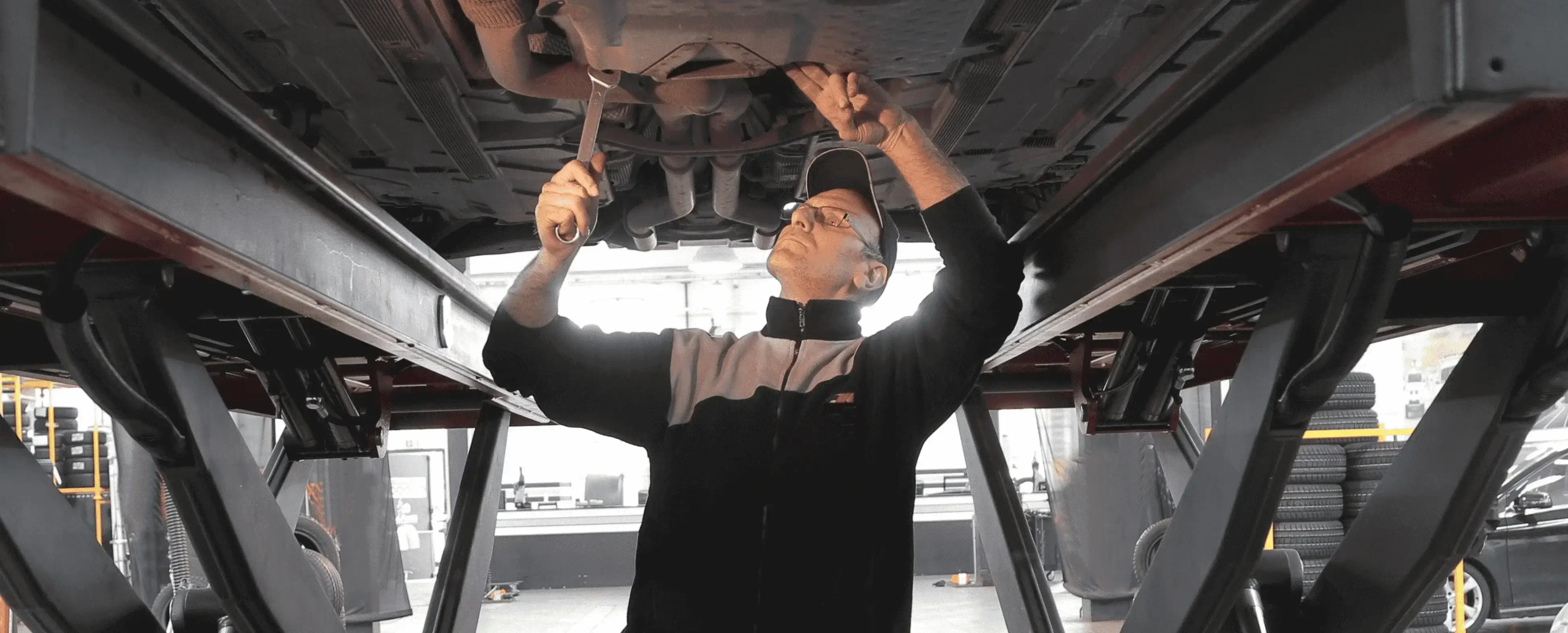 Mecánico arreglando un carro en un taller