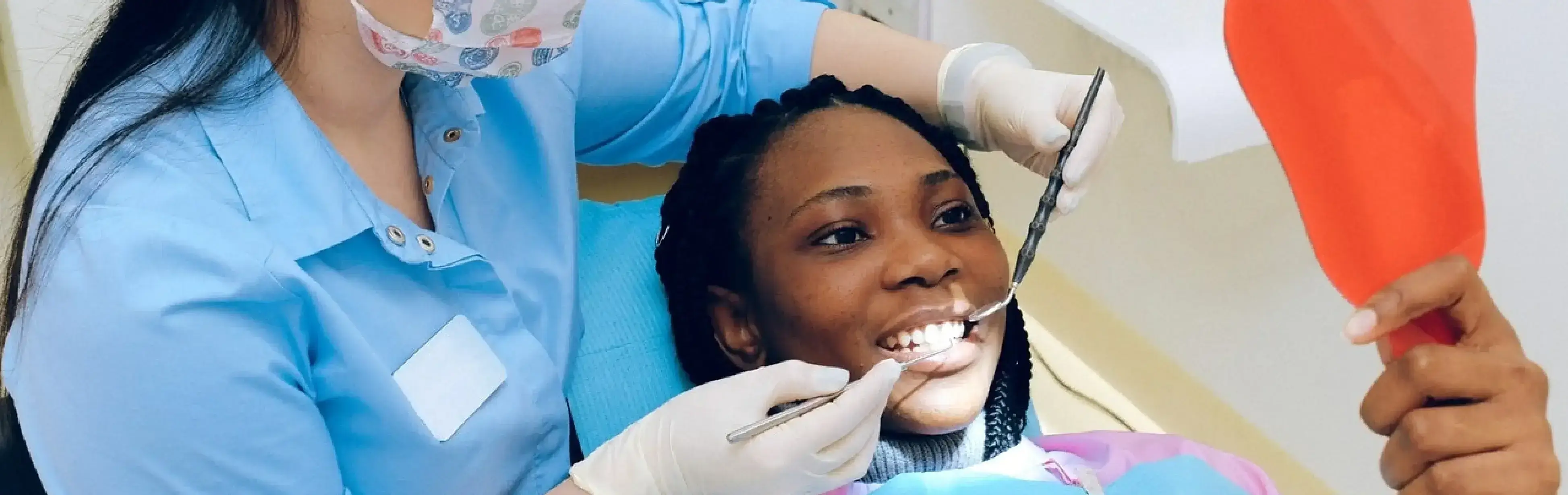 Mujer en el dentista