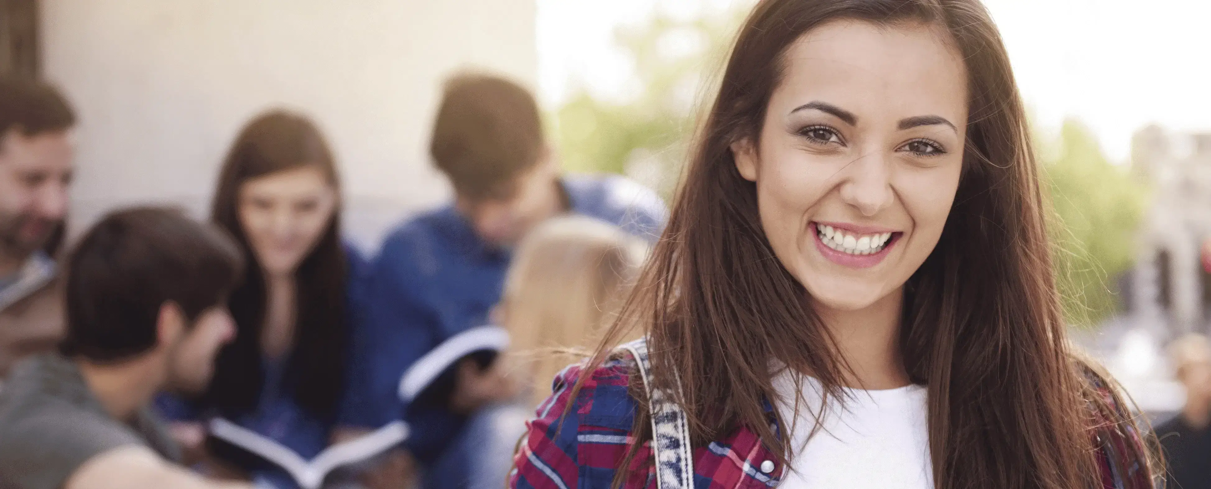 Joven estudiante mujer sonriendo