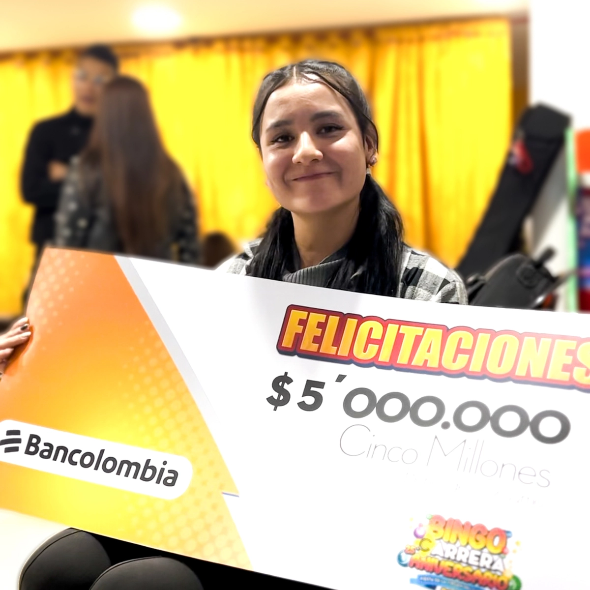 Conductora de taxi con cheque de 5 millones del bingo de taxis libres 2023