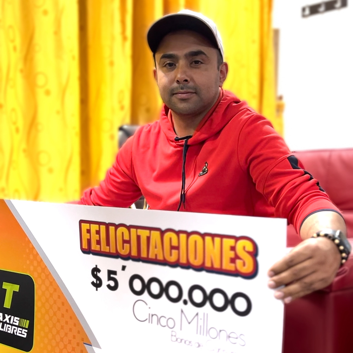 Conductor de taxi con cheque de 5 millones del bingo de taxis libres 2023