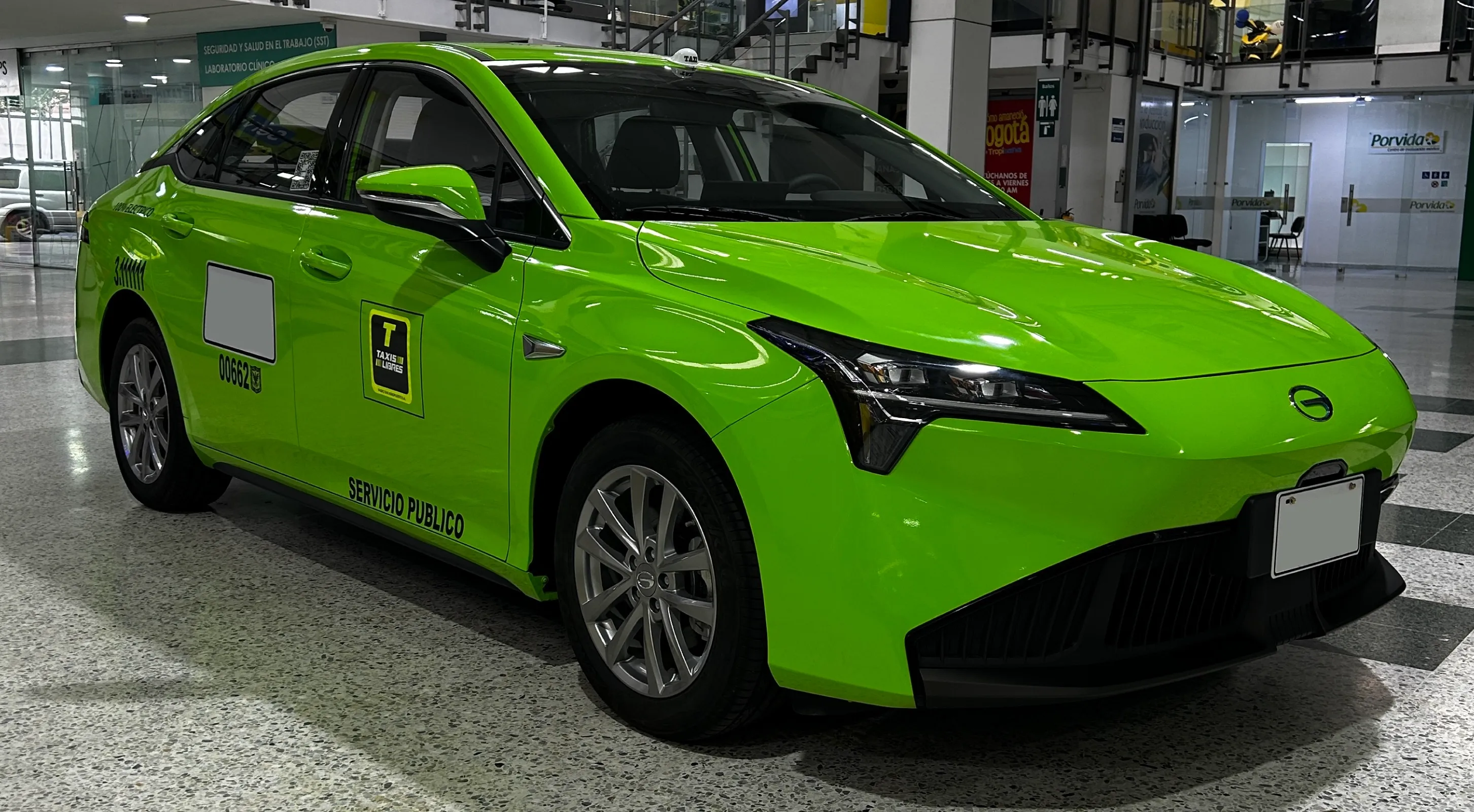 Taxi eléctrico AION ES de GAC de Taxis Libres visto de frente en el Centro Comercial Carrera