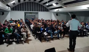 Persona dictando clase en un auditorio