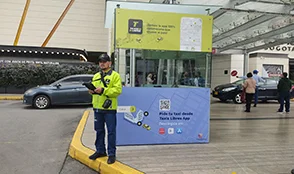 Cabina y despachador de Zonas Taxis Libres en Unicentro, Bogotá