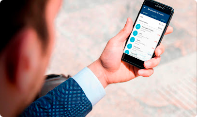 Hombre mano sosteniendo un celular con la app Bimoney abierta