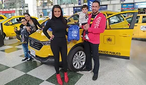 Familia adquiriendo crédito para taxi nuevo en Taxis Libres
