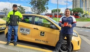 Taxista con tarjeta de descuentos de aliado Taxis Libres