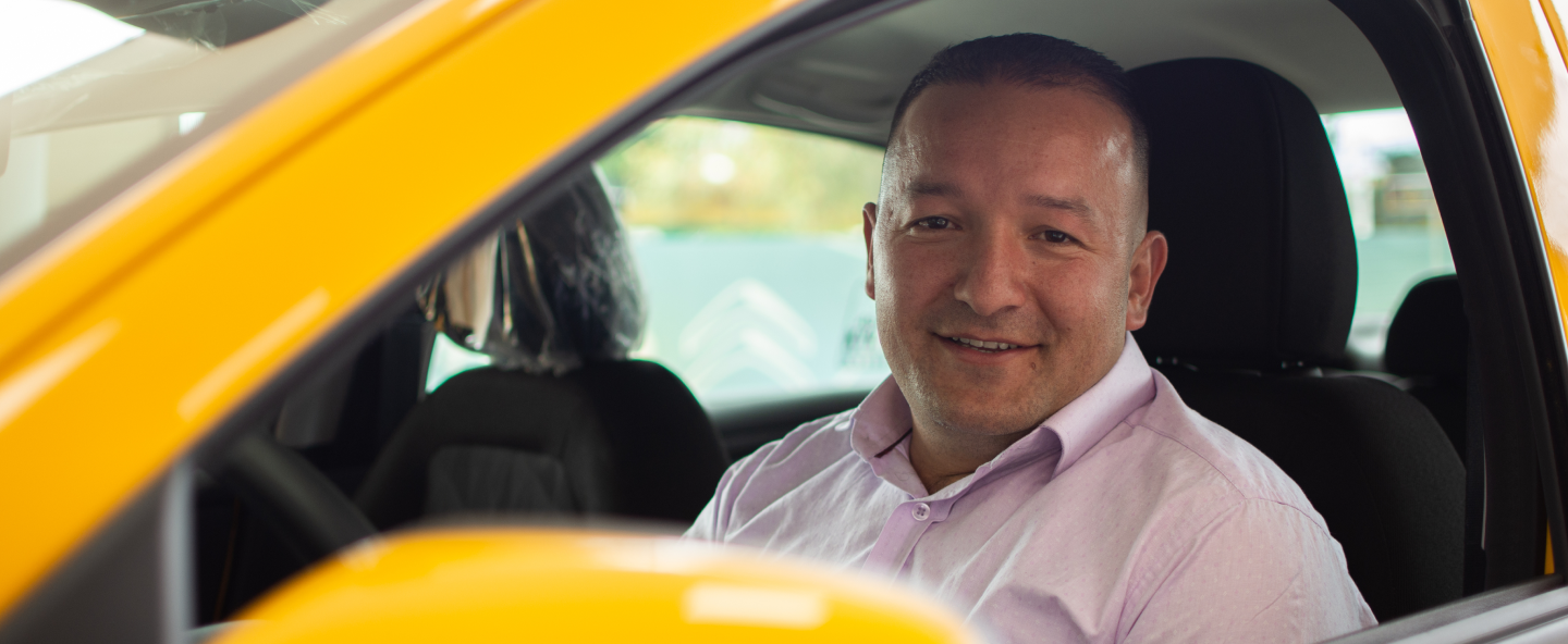 Conductor de Taxis libres conduciendo Taxi