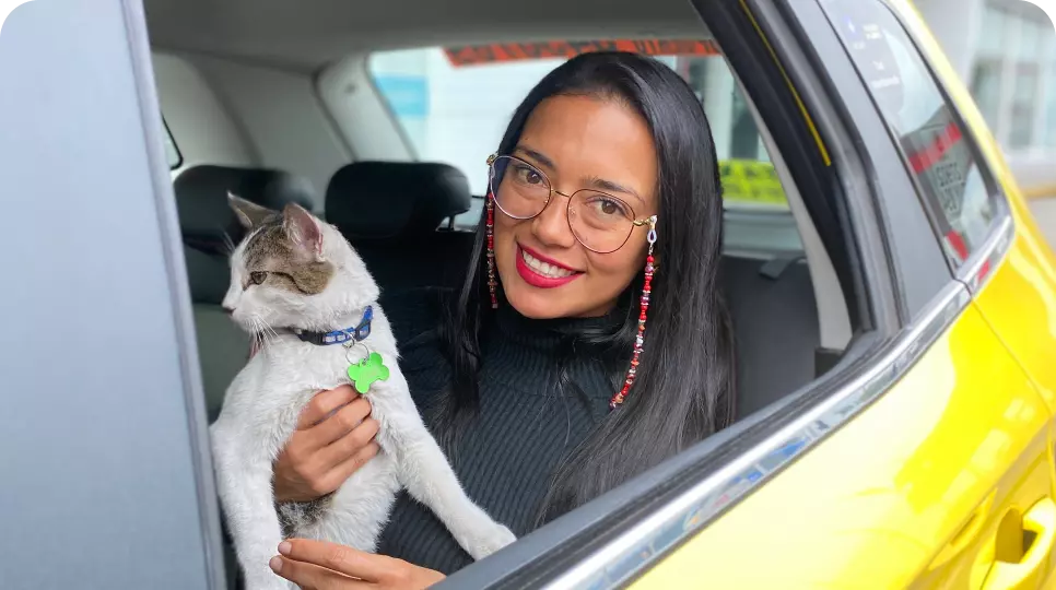 Pasajera y gato en taxi