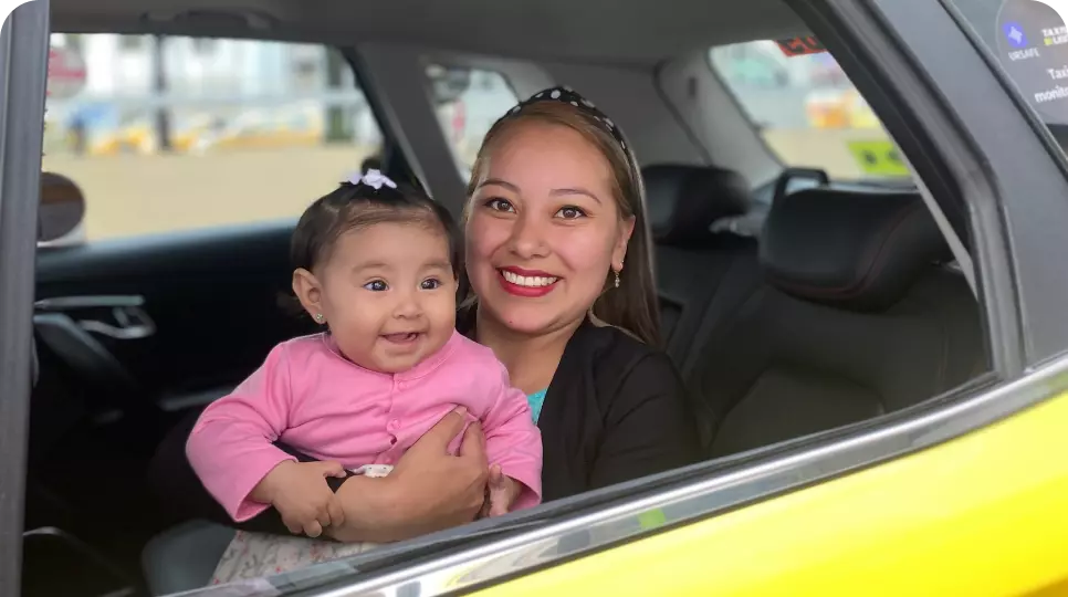 Pasajera e hija en taxi