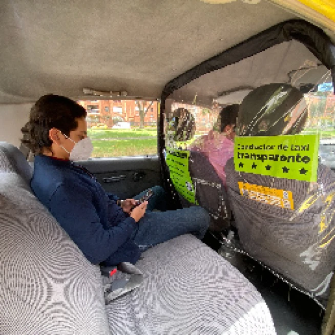 Pasajero en asiento trasero de un taxi de Taxis Libres