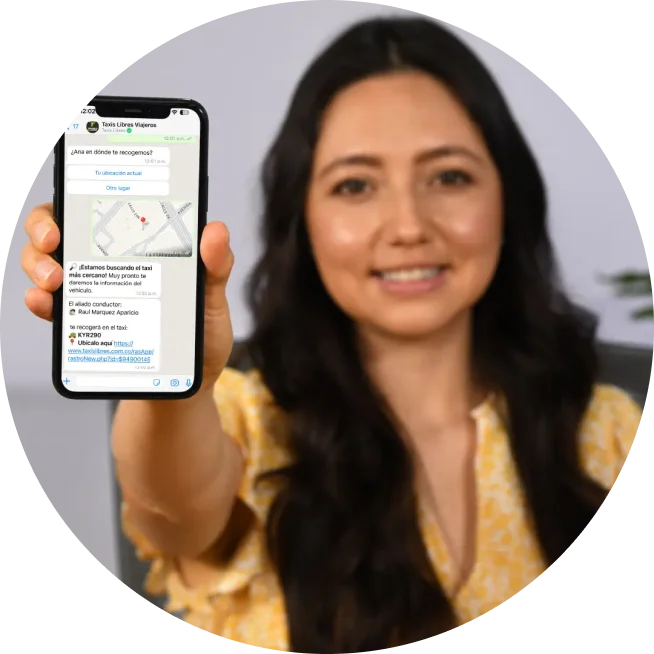 Maritza Hernandez, directora de tecnología de Taxis Libres, mostrando el WhatsApp de Taxis Libres