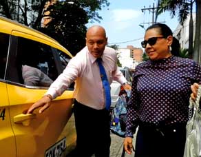 Hombre abriendo la puerta de un carro para una mujer