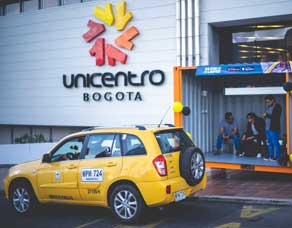 Taxi frente al centro comercial Unicentro Bogotá