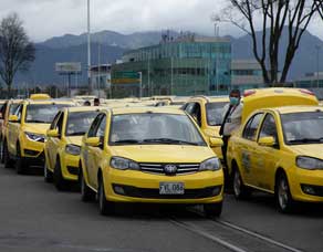 Taxis circulando por la calle