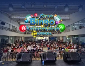 Conductores, familias y asistentes celebrando en el Gran Bingo Aniversario Carrera 2026 en el Centro Comercial Carrera de Cali en homenaje a los taxistas.