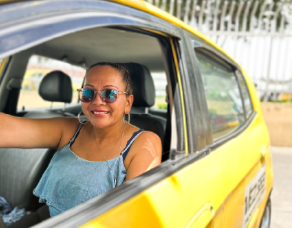 Conductor de taxi usando app para rutas optimizadas en Bogotá