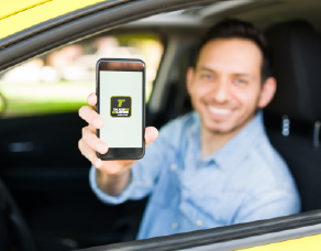 Taxista usando una tablet con la app de Taxis Libres mientras recoge un pasajero en Bogotá