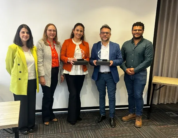 Trofeo de cristal de la Alcaldía de Bogotá: Reconocimiento a Radio Taxi Aeropuerto en los Premios Taxista de Oro.