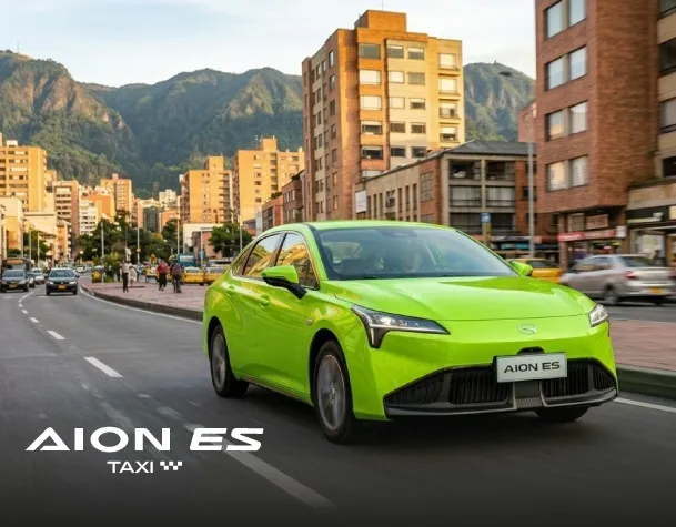 Taxi eléctrico AION ES de GAC pintado de verde para la flota de Taxis Libres en Colombia