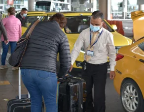 Viajero usando Taxis Libres App para ir al aeropuerto