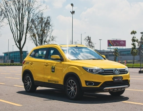 Taxi tipo camioneta en la ciudad