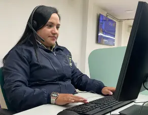 Agente de Contact Center Taxis Libres recibiendo llamadas
