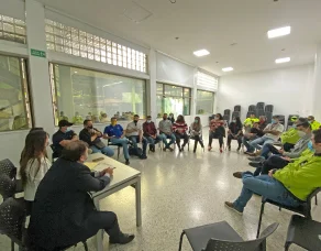 Reunión conductores en Centro Comercial Carrera