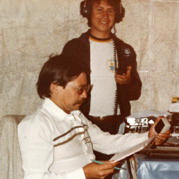 José Eduardo Hernández con un radioteléfono en los incios de Radio Taxi Aeropuerto