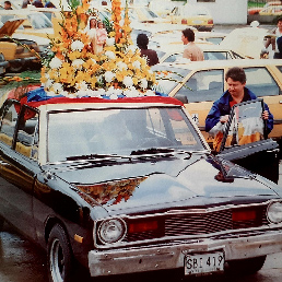 Taxi adornado para caravana de celebración del día de la Virgen Del Carmen